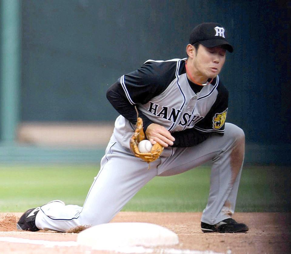 　３回、会沢の三塁ゴロを捕球する糸原（撮影・吉澤敬太）