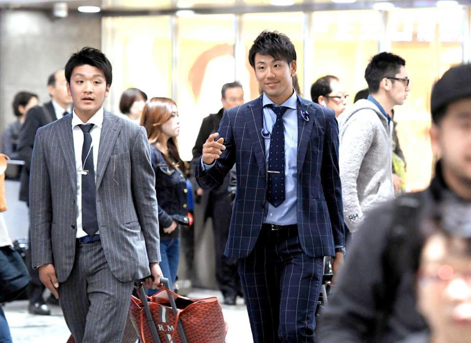 　松田（左）と共に福岡入りする中谷（撮影・飯室逸平）