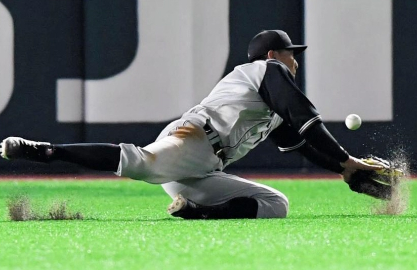 　４回、打球に飛びつく糸井＝ヤフオクドーム