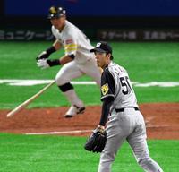 ４回ソフトバンク、１死二塁、ソフトバンク・長谷川勇也に適時打を浴びる阪神・青柳晃洋＝ヤフオクドーム（撮影・飯室逸平）