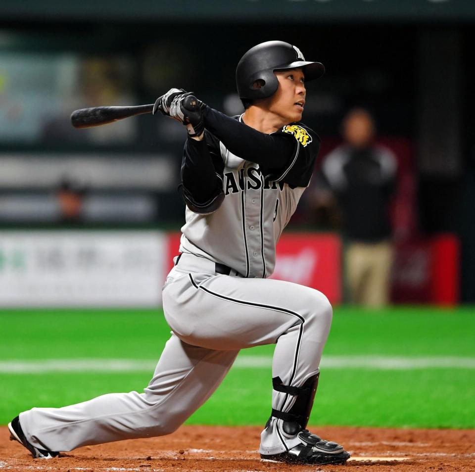 ８回、右越えにソロを放つ阪神・高山俊＝ヤフオクドーム（撮影・北村雅宏）