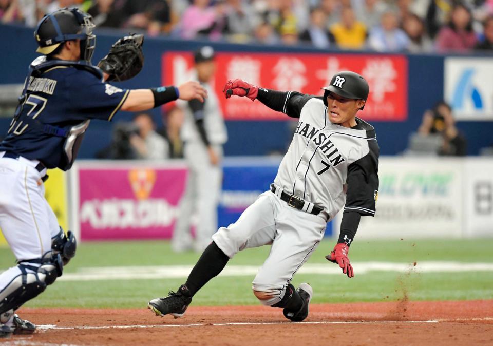 ４回、原口の犠飛で生還する糸井（捕手・若月）　