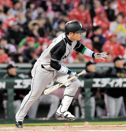 １回阪神２死三塁、原口文仁は左中間に適時二塁打を放つ＝マツダスタジアム（撮影・吉澤敬太）