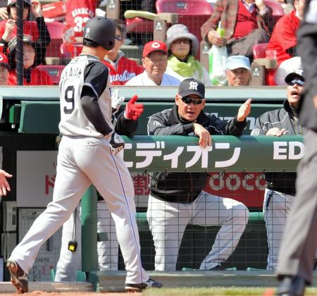 １回阪神無死一、三塁、糸井嘉男の先制の右犠飛で生還した三走・高山俊（背番号９）を出迎える金本知憲監督（中央）＝マツダスタジアム（撮影・吉澤敬太）