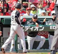 １回阪神無死一、三塁、糸井嘉男の先制の右犠飛で生還した三走・高山俊（背番号９）を出迎える金本知憲監督（中央）＝マツダスタジアム（撮影・吉澤敬太）