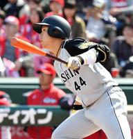 １回阪神２死満塁、中前に２点適時打を放つ阪神・梅野隆太郎＝マツダスタジアム（撮影・高部洋祐）