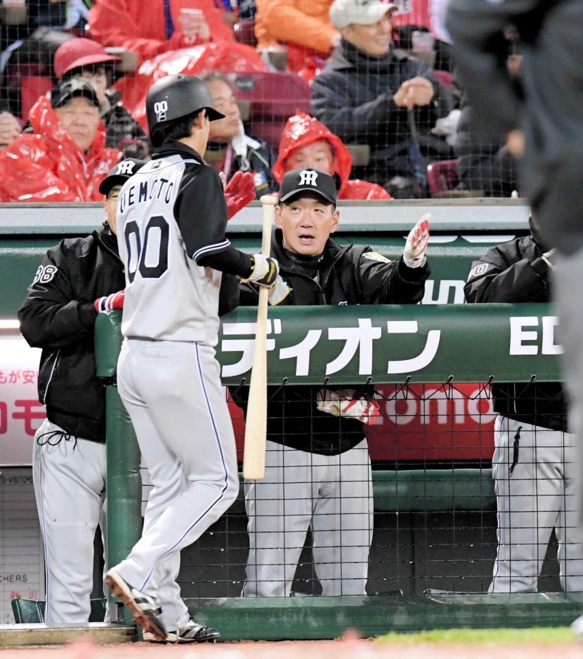 　１回、原口のタイムリー二塁打で生還した三走・上本（左）を出迎える金本監督（撮影・吉澤敬太）