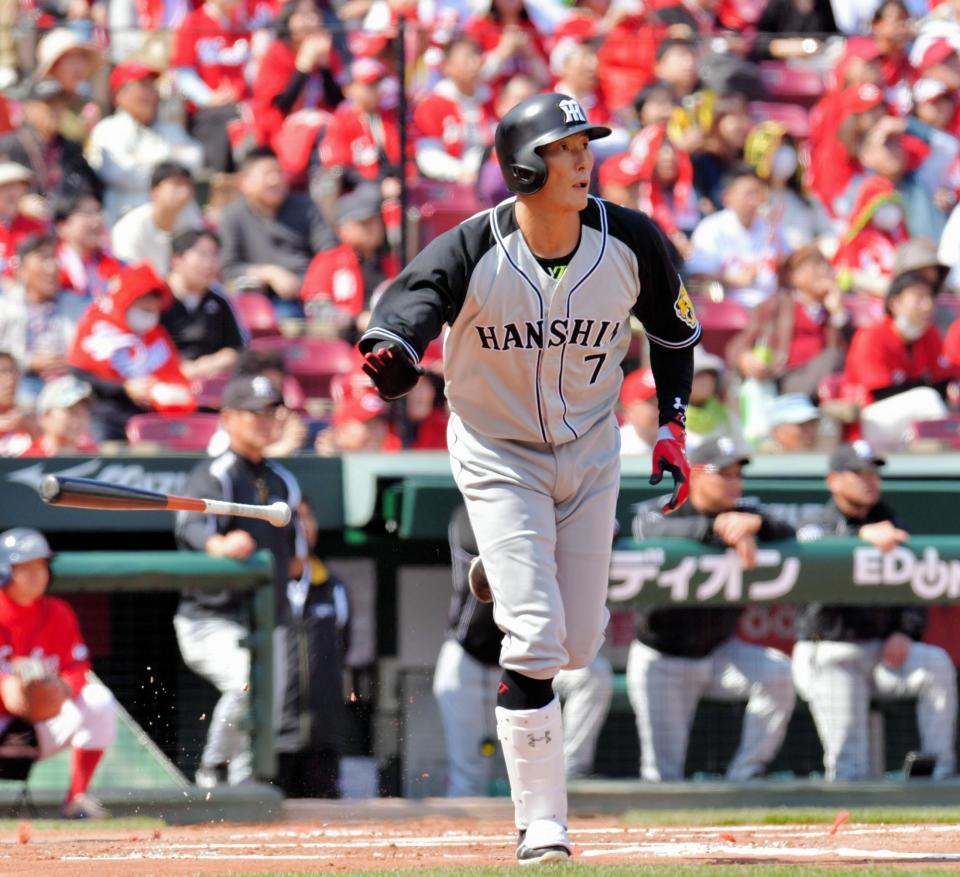 １回阪神無死一、三塁、糸井嘉男は先制の右犠飛を放つ＝マツダスタジアム（撮影・吉澤敬太）