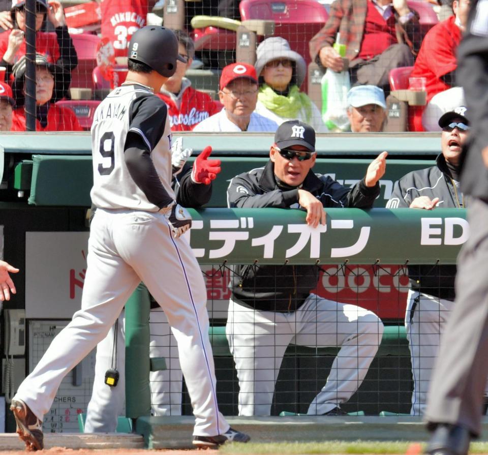 １回阪神無死一、三塁、糸井嘉男の先制の右犠飛で生還した三走・高山俊（背番号９）を出迎える金本知憲監督（中央）＝マツダスタジアム（撮影・吉澤敬太）