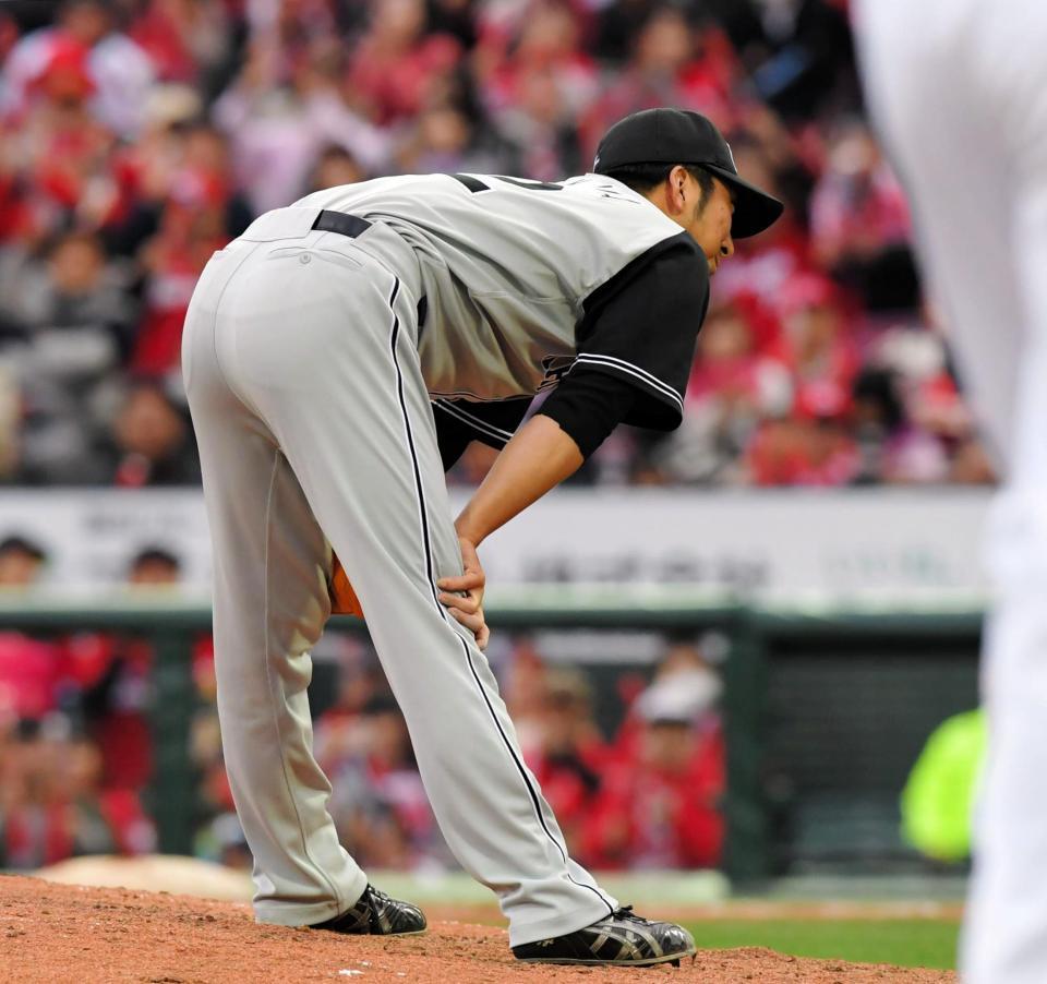 ７回、同点の押し出し四球を与えひざをつく阪神・藤川＝マツダスタジアム（撮影・高部洋祐）