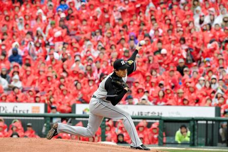 真っ赤に染まったスタンドを背に力投する阪神・能見篤史＝マツダスタジアム（撮影・高部洋祐）