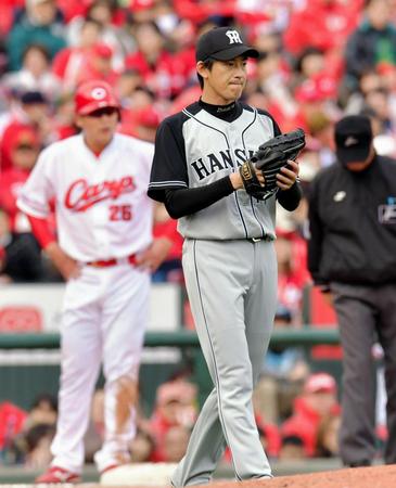 ３回、阪神・能見篤史は、広島・新井貴浩（左）に２点適時二塁打を打たれる＝マツダスタジアム（撮影・吉澤敬太）