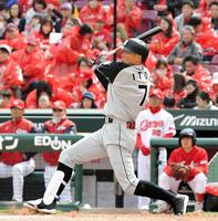 ３回阪神２死、右中間にソロを放つ阪神・糸井嘉男＝マツダスタジアム（撮影・高部洋祐）