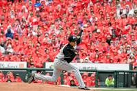 真っ赤に染まったスタンドを背に力投する阪神・能見篤史＝マツダスタジアム（撮影・高部洋祐）