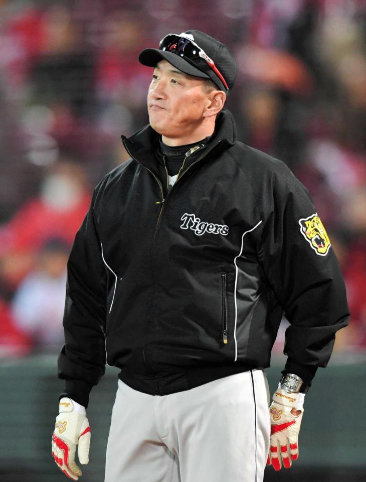 　延長１０回、選手交代を告げた後に厳しい表情を見せる金本監督