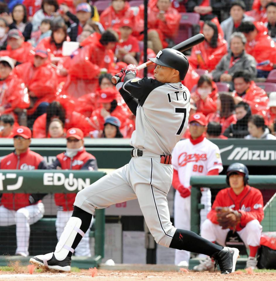 ３回阪神２死、右中間にソロを放つ阪神・糸井嘉男＝マツダスタジアム（撮影・高部洋祐）