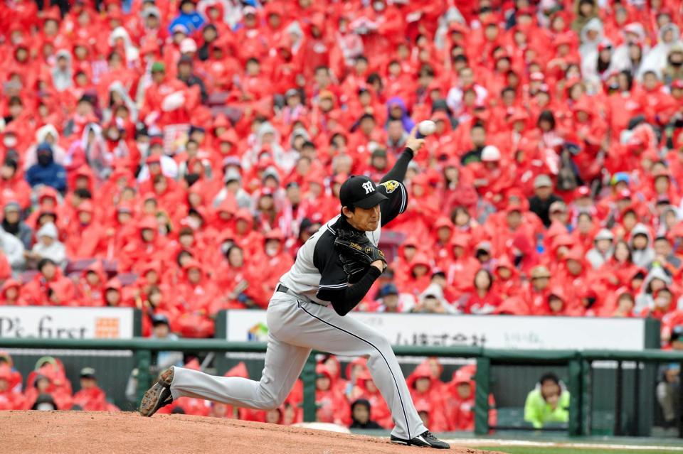 真っ赤に染まったスタンドを背に力投する阪神・能見篤史＝マツダスタジアム（撮影・高部洋祐）