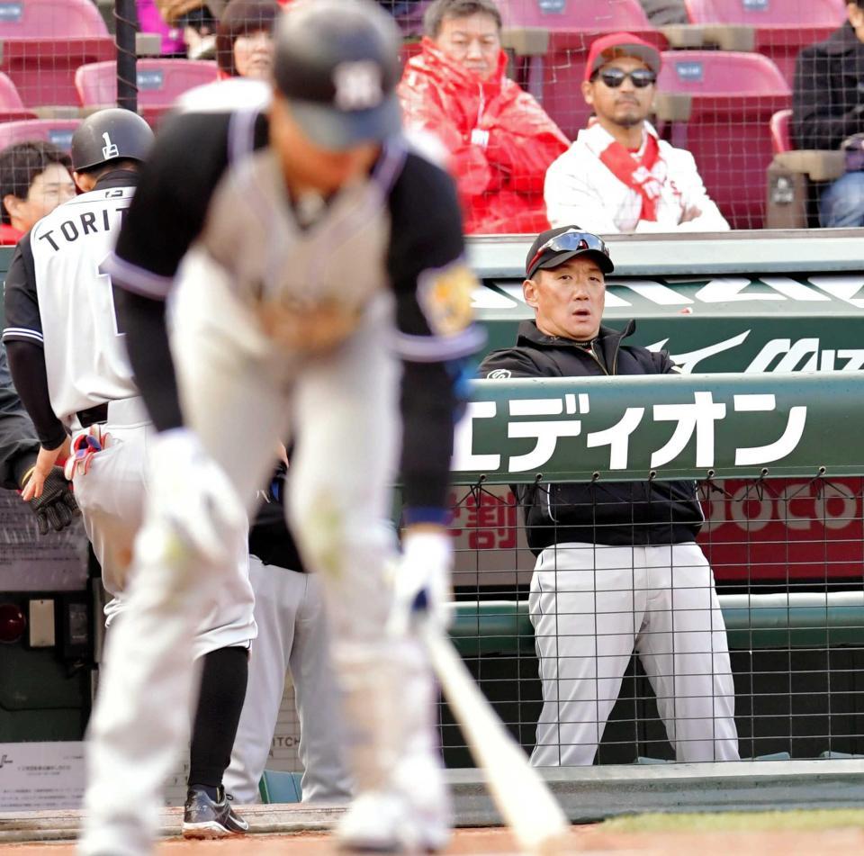 険しい表情で試合を見つめる金本監督（右）　