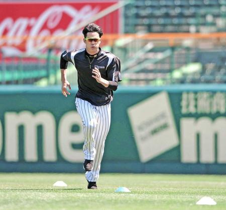 　ダッシュで汗を流す藤浪（撮影・北村雅宏）