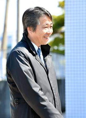 記者の質問に笑顔で答える阪神・高野球団本部長＝鳴尾浜（撮影・持木克友）