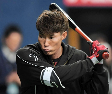 死球を受けた右肘にサポーターを巻いて打撃練習する阪神・糸井＝京セラドーム（撮影・高部洋祐）