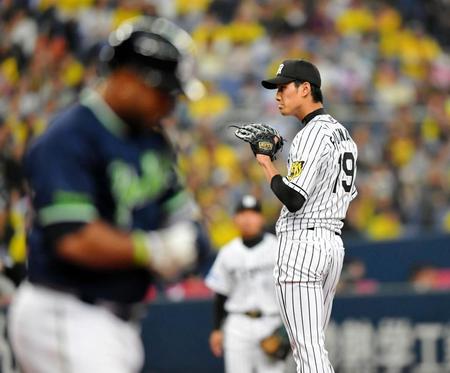 １回ヤクルト２死二塁、ヤクルト　ウラディミール・バレンティン（左）に四球を与える阪神・藤浪晋太郎＝京セラドーム（撮影・高部洋祐）