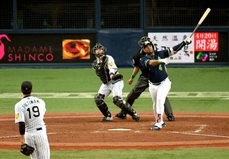 ３回、中越えへソロを放つヤクルト・バレンティン。投手・阪神・藤浪晋太郎＝京セラドーム大阪（撮影・田中太一）