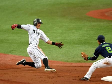 １回、二盗を狙うもアウトとなる阪神・糸井＝京セラドーム大阪（撮影・田中太一）