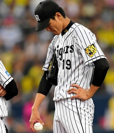 ５回、ヤクルト・畠山に死球を与え、うなだれる阪神・藤浪晋太郎＝京セラドーム（撮影・高部洋祐）