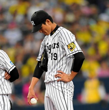 ５回、ヤクルト・畠山に死球を与え、沈黙する阪神・藤浪＝京セラドーム（撮影・高部洋祐）