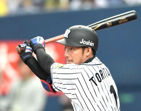 ９回、猛打賞となる安打を放つ鳥谷（撮影・飯室逸平）