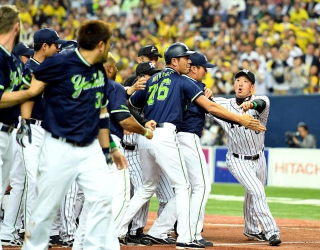 【写真】阪神監督　バレンティンに飛び膝蹴りも大失敗　豪快に吹き飛ばされる決定的瞬間