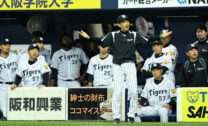 ５回、ヤクルト・バレンティンとともに退場処分となった阪神・矢野燿大コーチ＝京セラドーム（撮影・飯室逸平）
