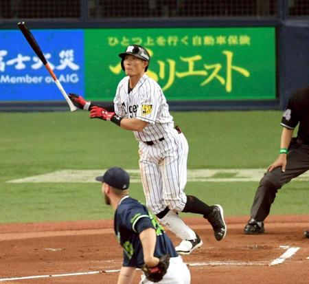 ６回、ソロを放つ糸井。投手・ブキャナン（撮影・田中太一）　