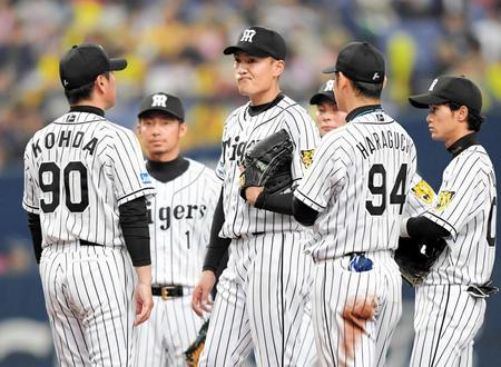 ７回、降板前にマウンドで悔しそうな表情を見せる秋山（中央）