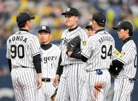 ７回、降板前にマウンドで悔しそうな表情を見せる秋山（中央）