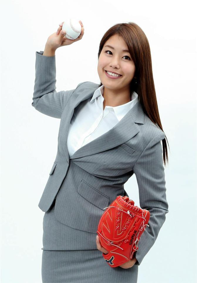 阪神甲子園球場で始球式を務める稲村亜美