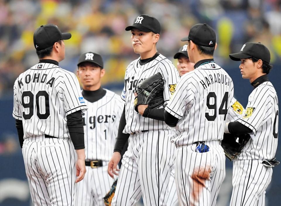 ７回、降板前にマウンドで悔しそうな表情を見せる秋山（中央）