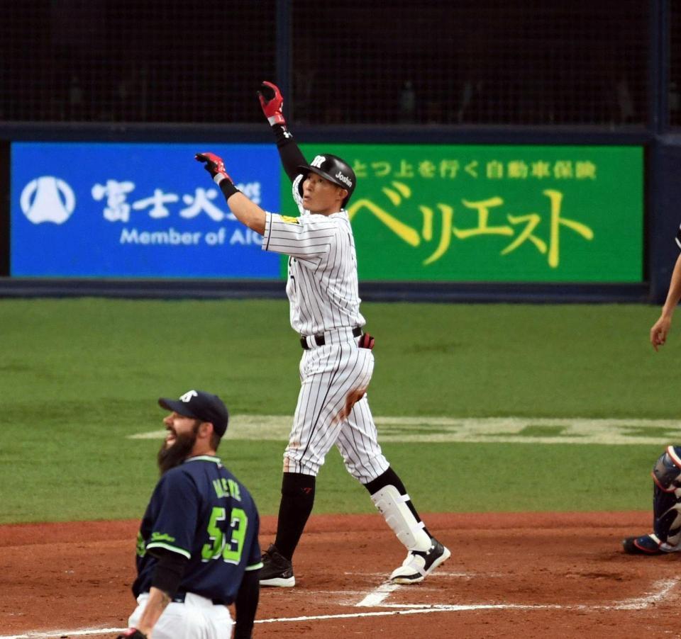 ７回、右越えへ勝ち越し３ランを放つ阪神・糸井嘉男＝京セラドーム大阪（撮影・田中太一）