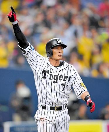 ７回、勝ち越し３ランを放ち、堂々と天を指さす糸井