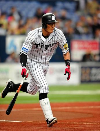 １回、右前に先制適時打を放った糸井＝京セラドーム