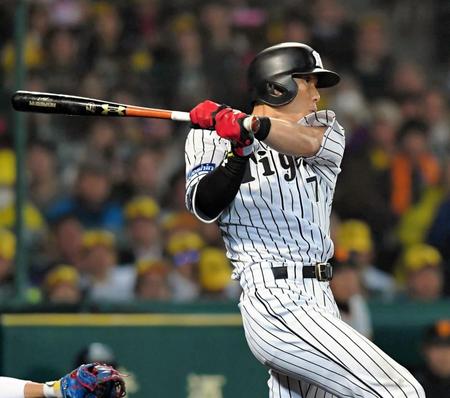 ６回無死二塁、右前打を放つ糸井嘉男＝甲子園（撮影・高部洋祐）