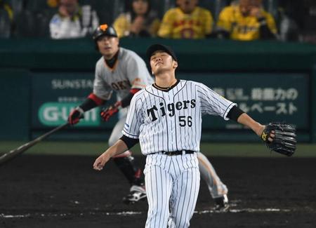 ７回巨人１死三塁、巨人・亀井義行に中犠飛を許した松田遼馬＝甲子園（撮影・田中太一）