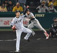２回、中井にソロを浴び打球を見上げる岩貞（撮影・田中太一）