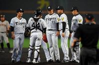 １回、巨人　ケーシー・マギーに先制適時打を浴びた阪神・岩貞祐太（中央）のもとに集まる阪神ナイン＝甲子園（撮影・北村雅宏）