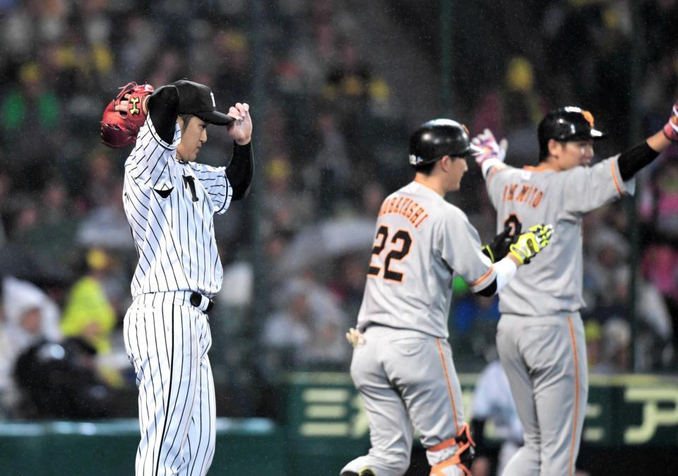 岡本に２点適時打を打たれうつむく岩貞（左）