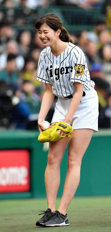 神ピッチング 稲村亜美が自己最速１０３キロを計測 甲子園で始球式 タイガース デイリースポーツ Online