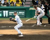 　２回、マギーを併殺に打ちとる青柳（左）＝撮影・飯室逸平