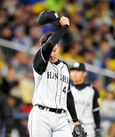 ２回、ＤｅＮＡ・桑原に適時打を浴び、汗を拭う阪神・秋山＝横浜（撮影・北村雅宏）