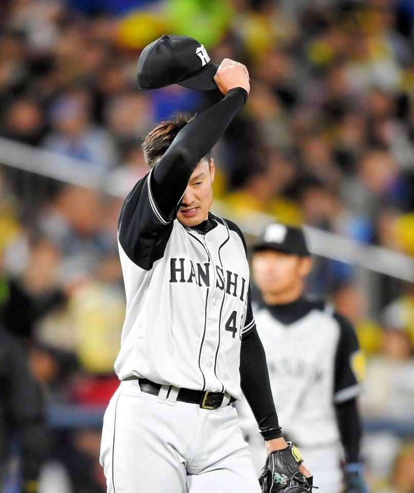 ２回、ＤｅＮＡ・桑原に適時打を浴び、汗を拭う阪神・秋山＝横浜（撮影・北村雅宏）